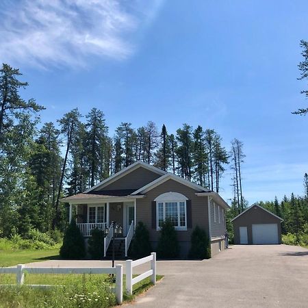 Le Chalet De Claude, Au Pied Des Monts-Valin Saint-David-de-Falardeau Esterno foto