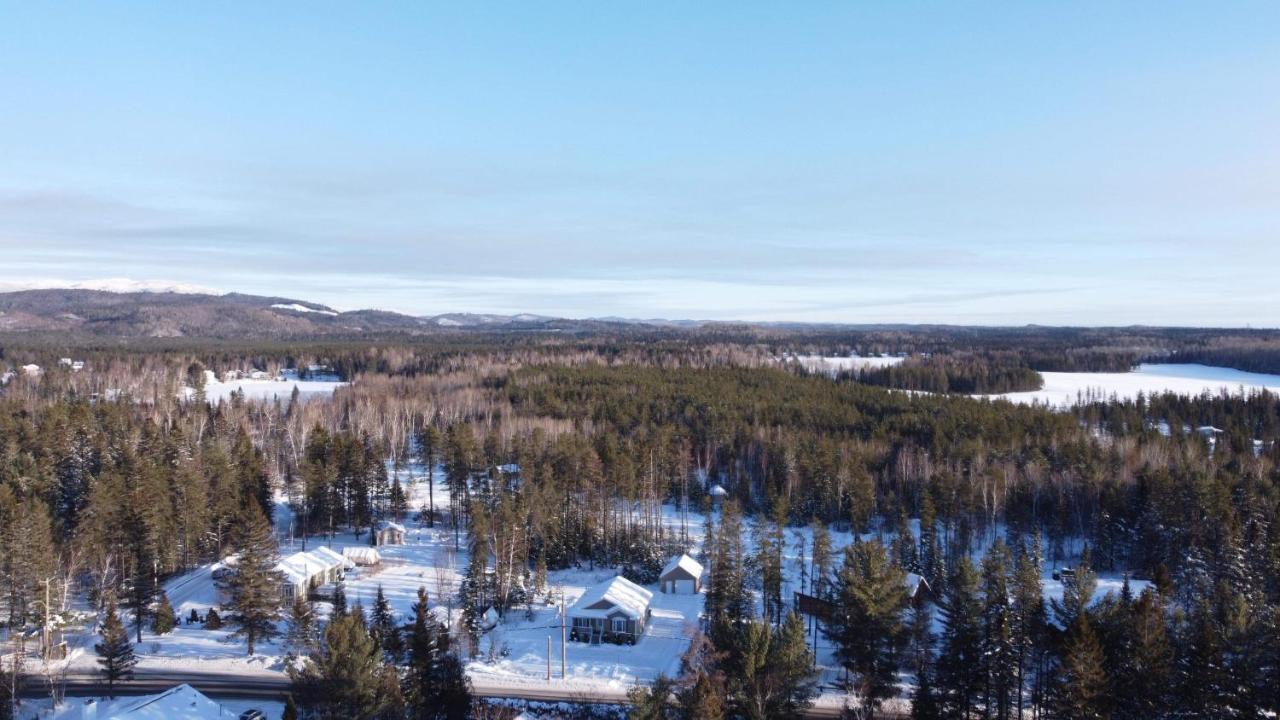 Le Chalet De Claude, Au Pied Des Monts-Valin Saint-David-de-Falardeau Esterno foto