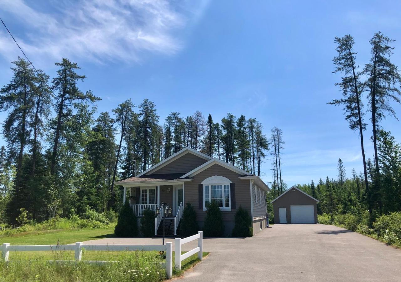 Le Chalet De Claude, Au Pied Des Monts-Valin Saint-David-de-Falardeau Esterno foto